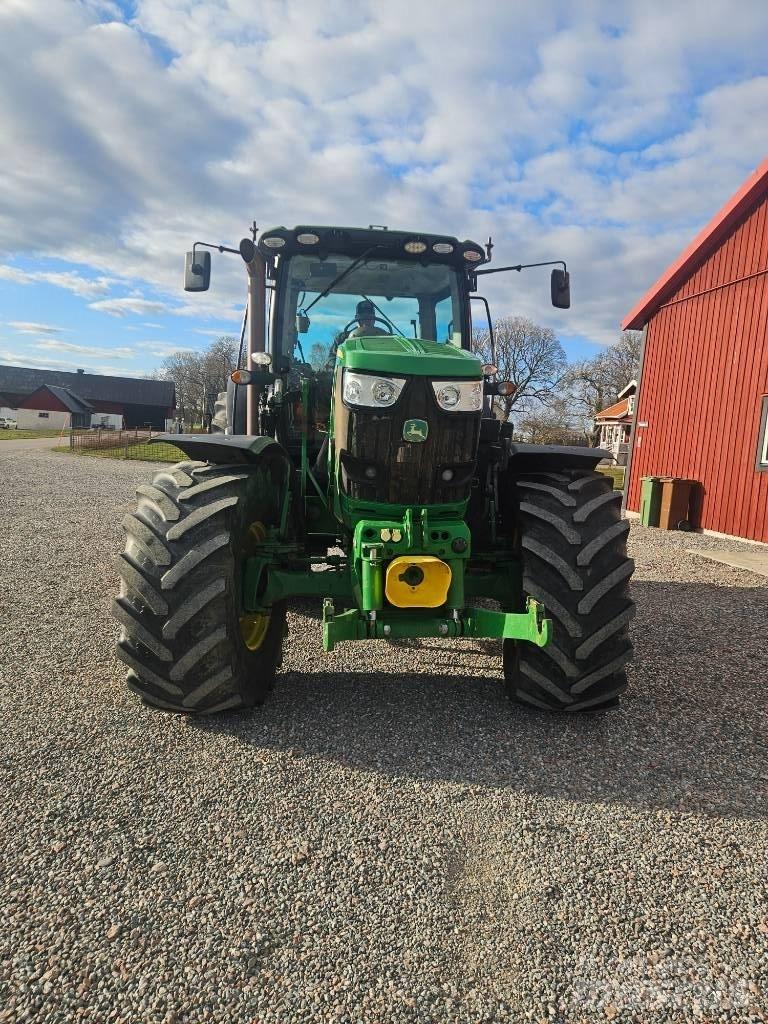 John Deere 6210 R Traktory