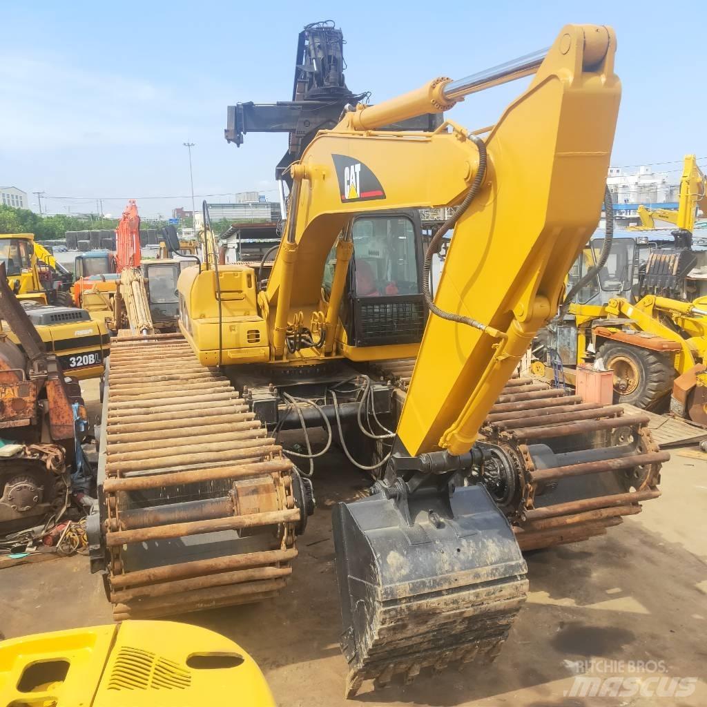 CAT 320C Obojživelná rypadla
