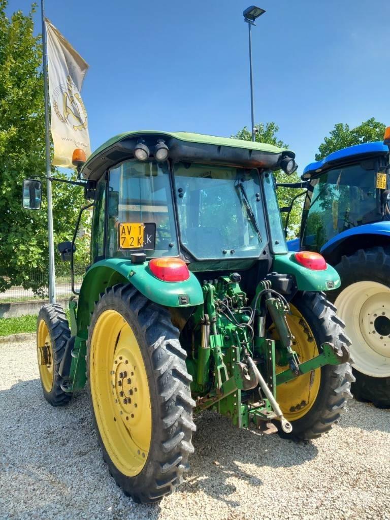 John Deere 5820 Traktory