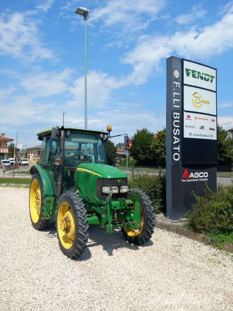 John Deere 5820 Traktory