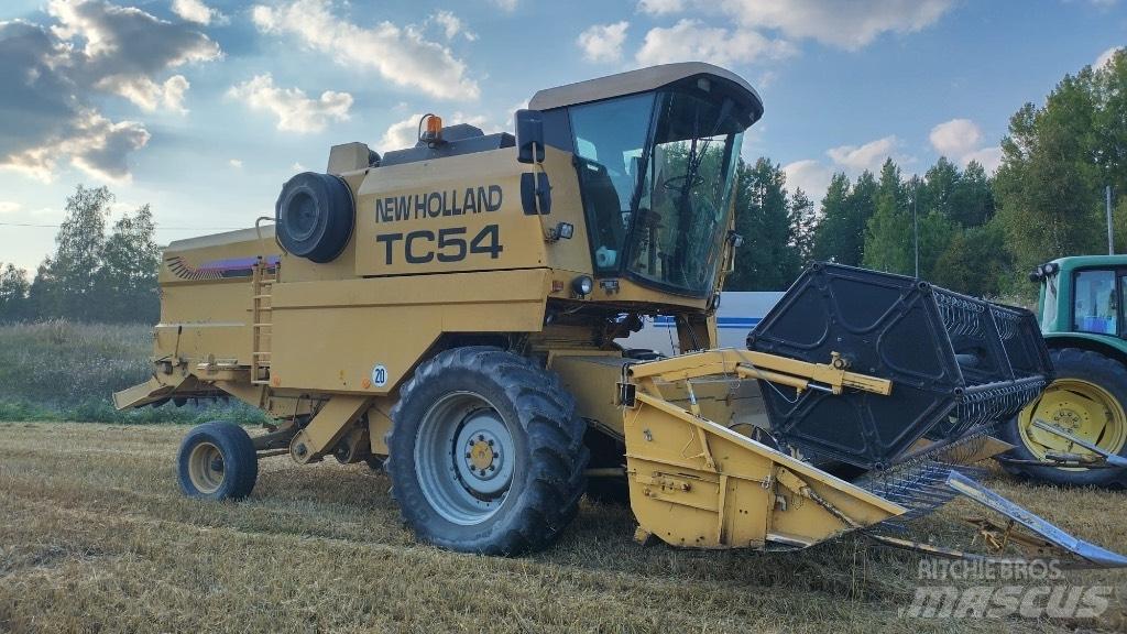 New Holland TC 54 Sklízecí mlátičky