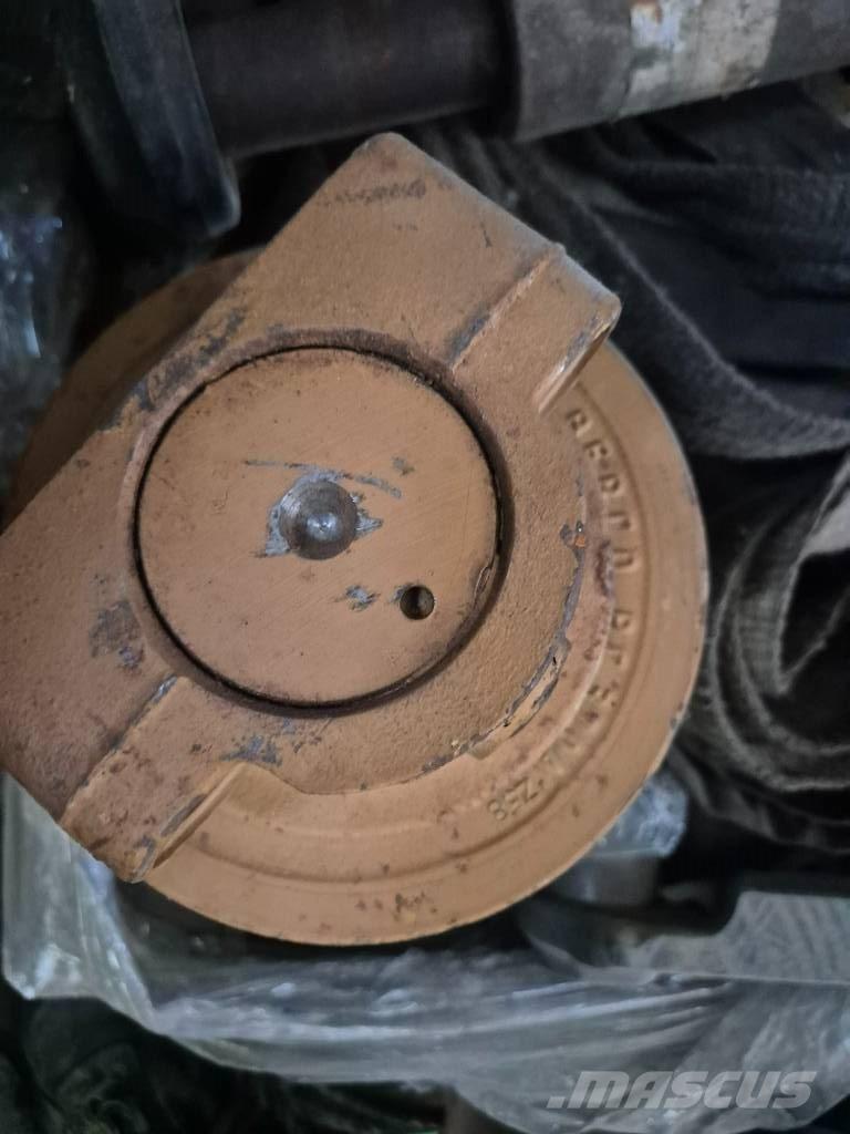 CAT D 6 Pásy, řetězy a podvozek