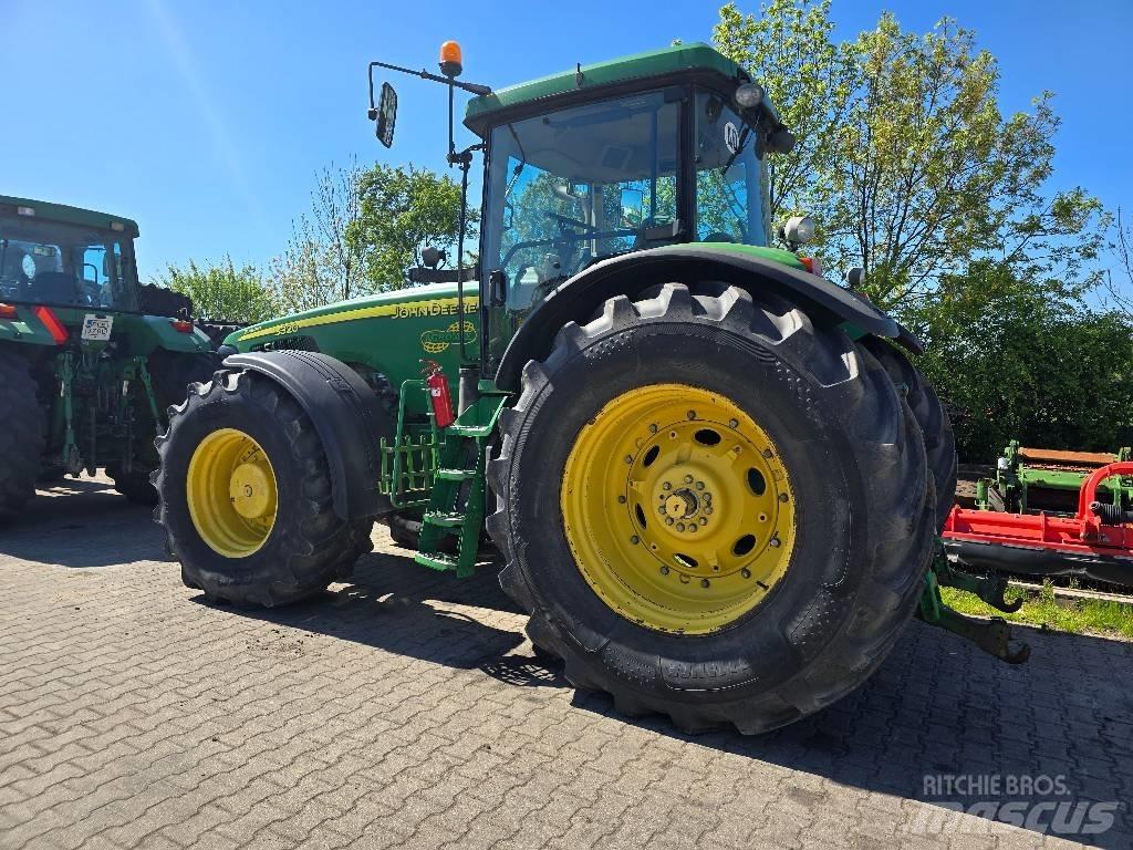 John Deere 8320 Traktory