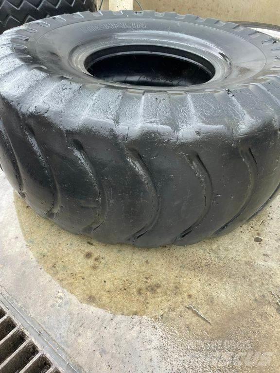  Diversen banden Pneumatiky, kola a ráfky