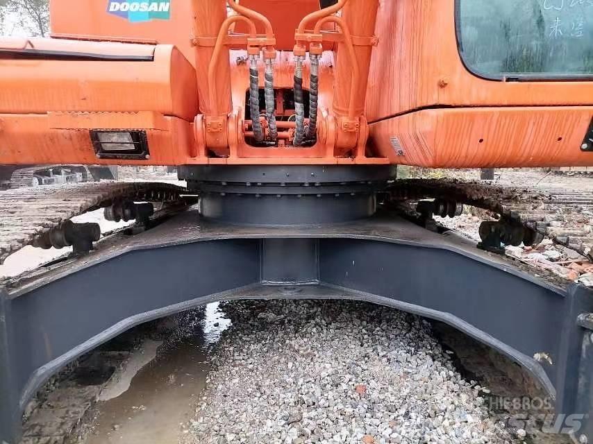 Doosan 225 LC-9 Pásová rýpadla