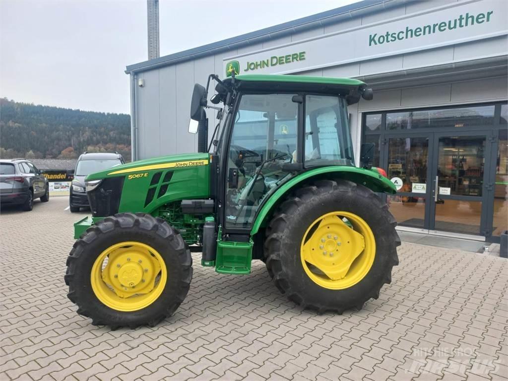 John Deere 5067E Traktory