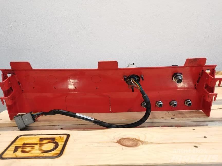 Manitou MLT shield Kabiny a interiér