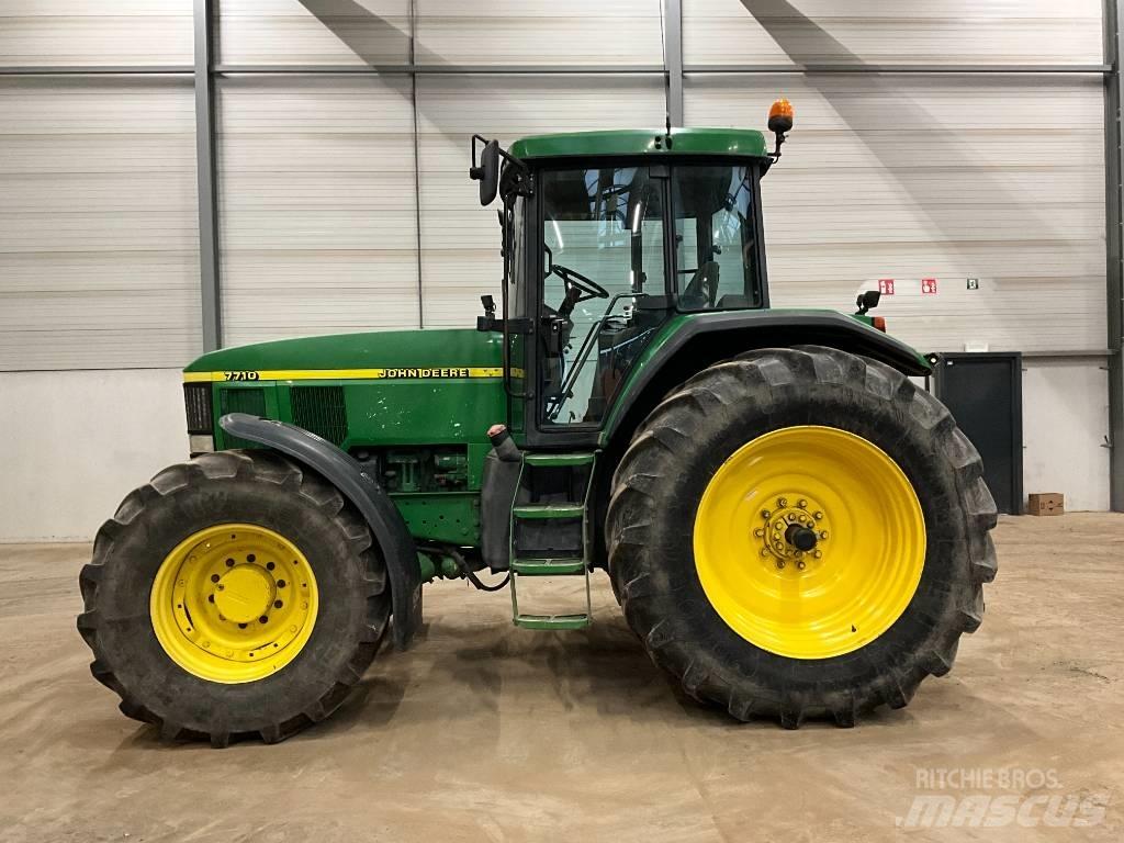 John Deere 7710 Traktory