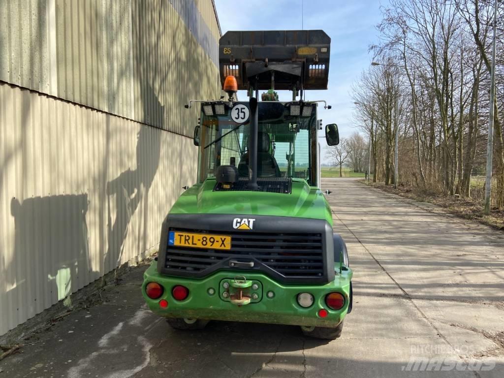 CAT 906M Kolové nakladače