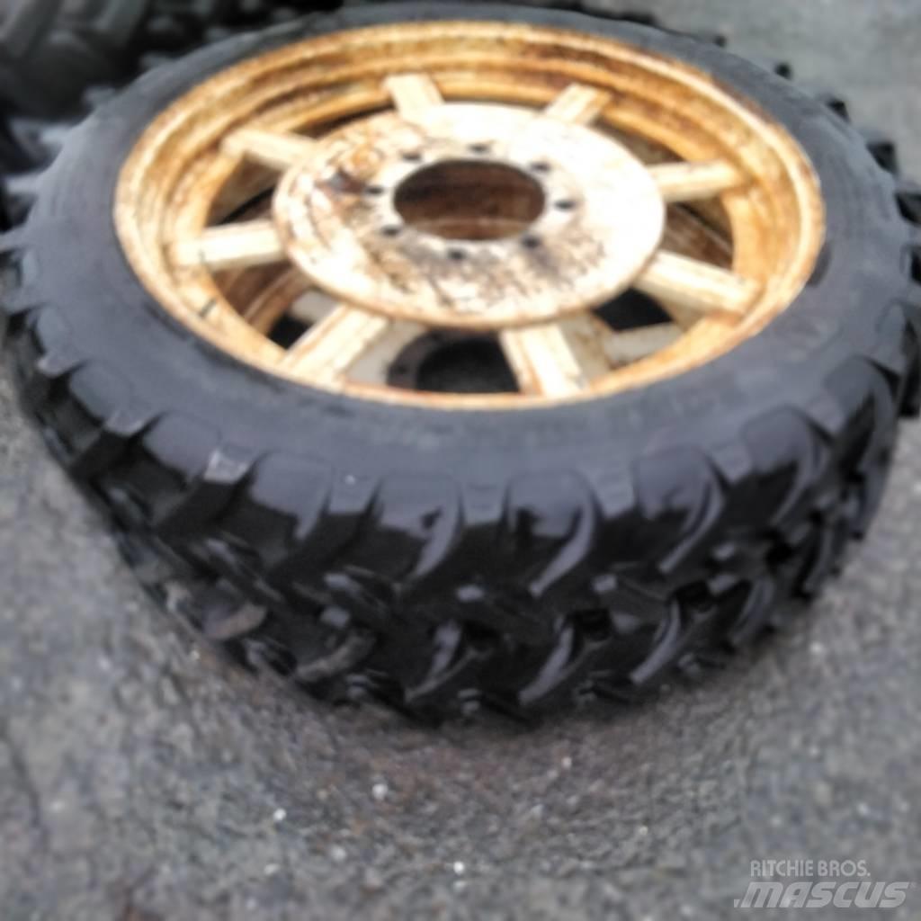 BKT 9.5R36 Pneumatiky, kola a ráfky