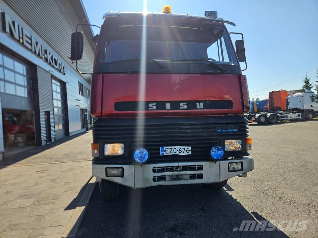Sisu SM300 8X2 Nákladní automobily pro přepravu lesních strojů