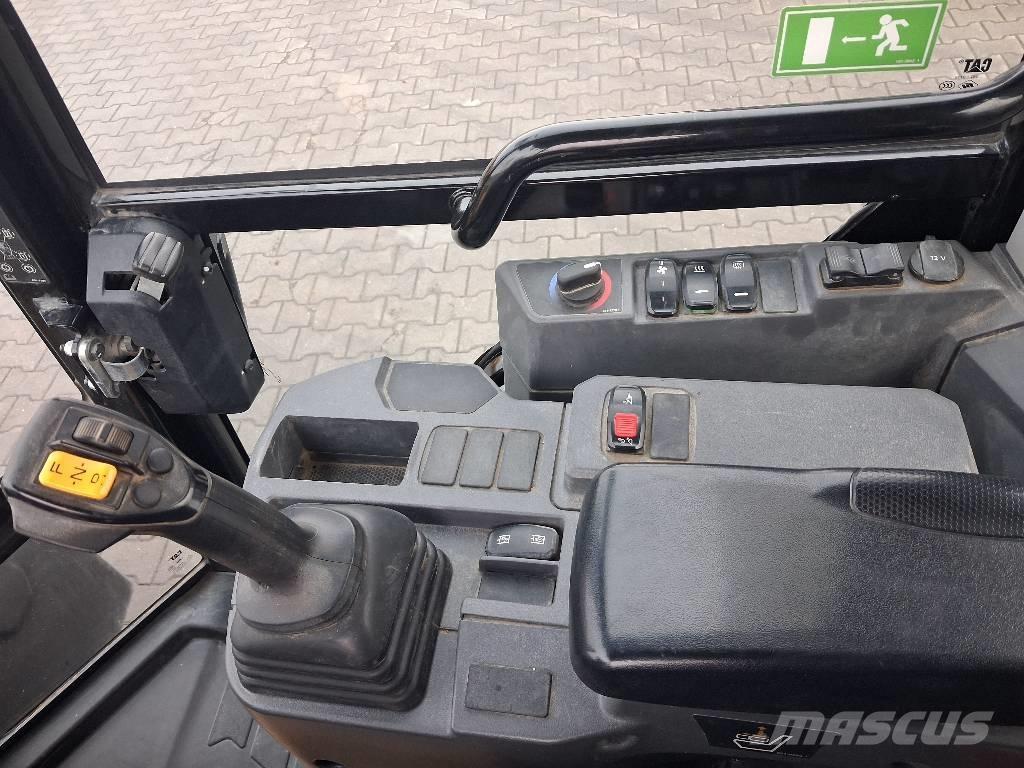 CAT 906 Kolové nakladače