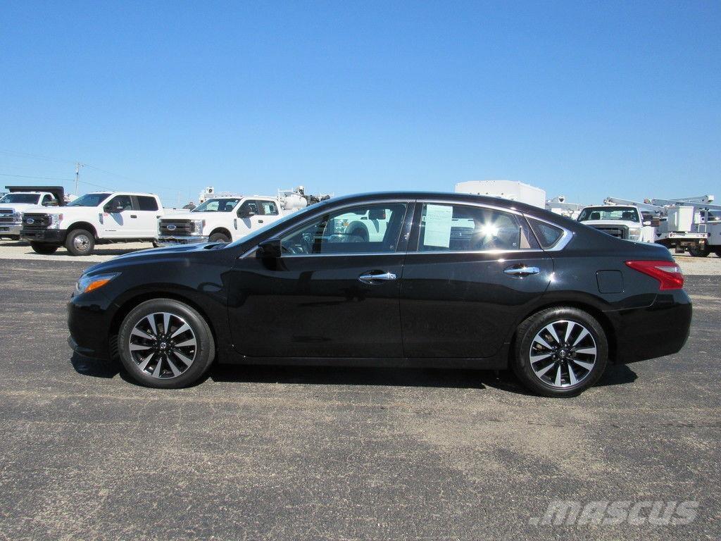 Nissan Altima Osobní vozy