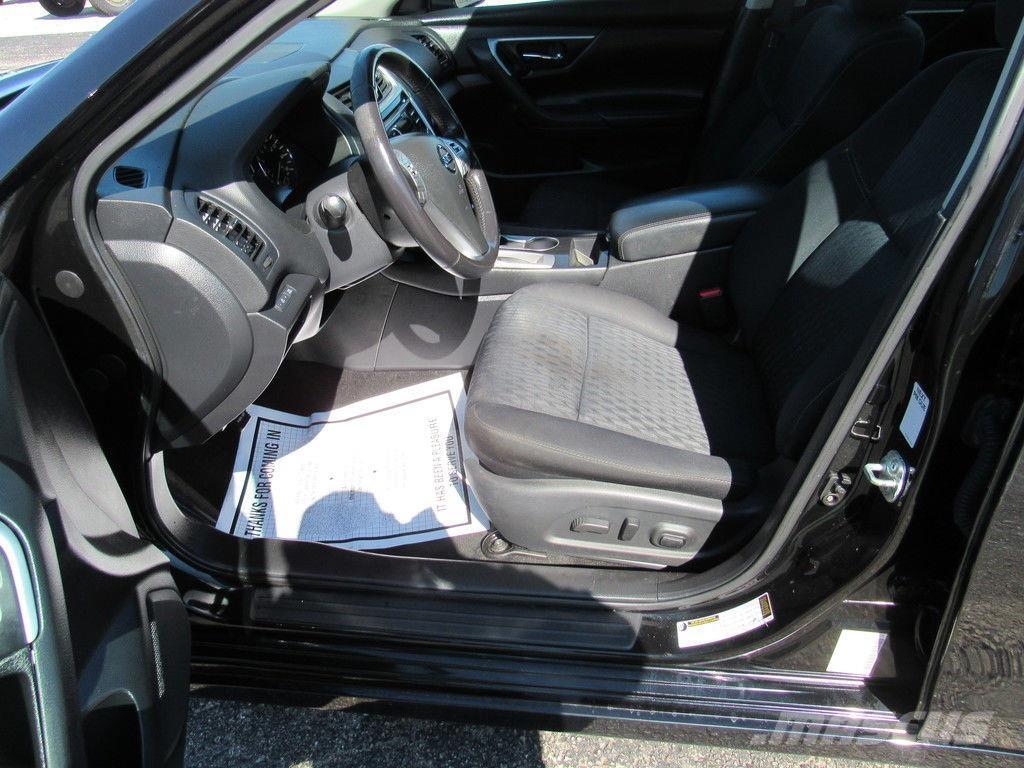 Nissan Altima Osobní vozy