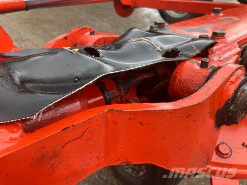Kuhn GF 8702 T Obraceče a shrabovače sena