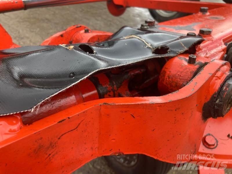 Kuhn GF8702T Obraceče a shrabovače sena