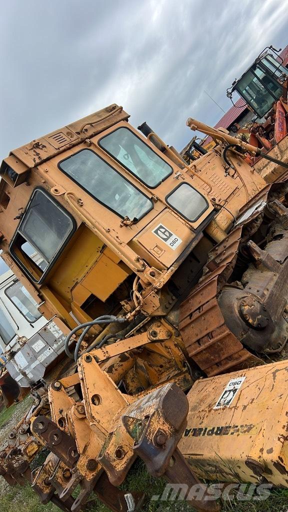 CAT D 6 D Podvozky a zavěšení kol