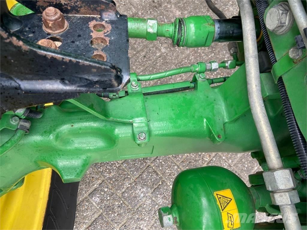 John Deere 6215R Traktory