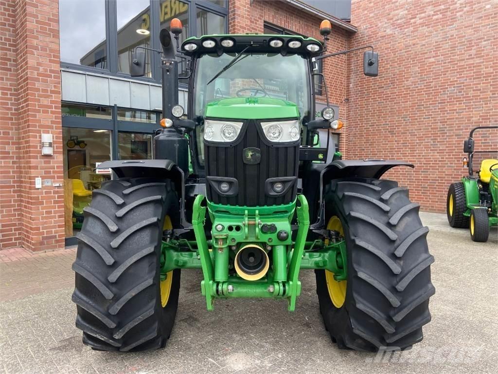 John Deere 6215R Traktory