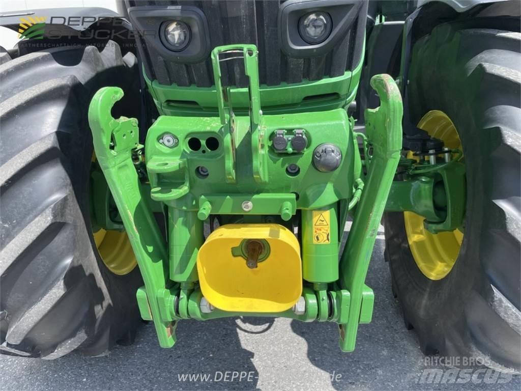 John Deere 6230R Traktory