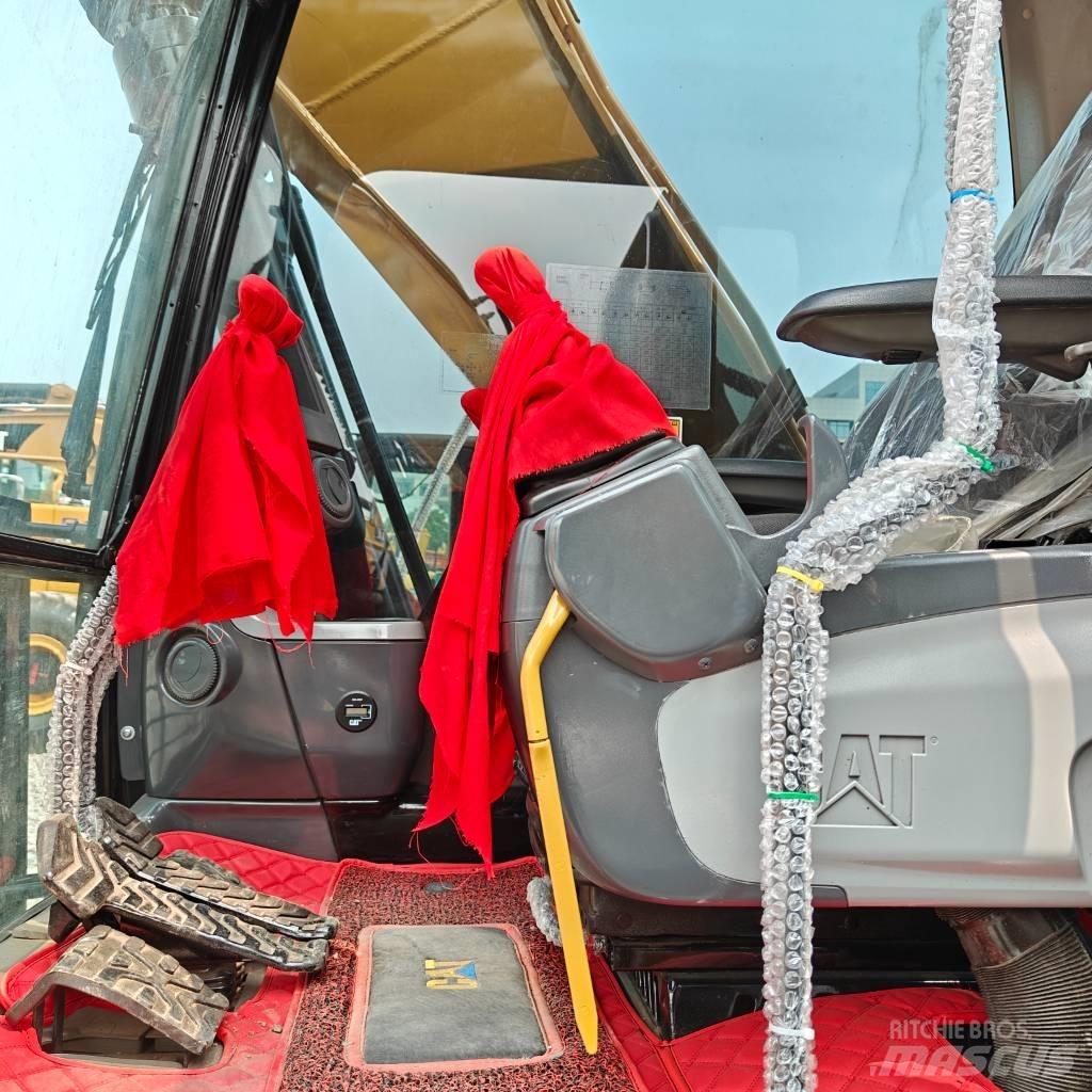CAT 323D Pásová rýpadla