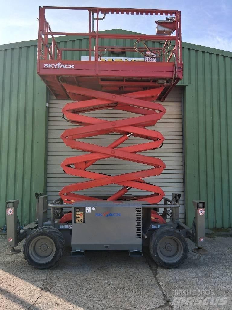 SkyJack SJ 6832 RT Nůžková zvedací plošina