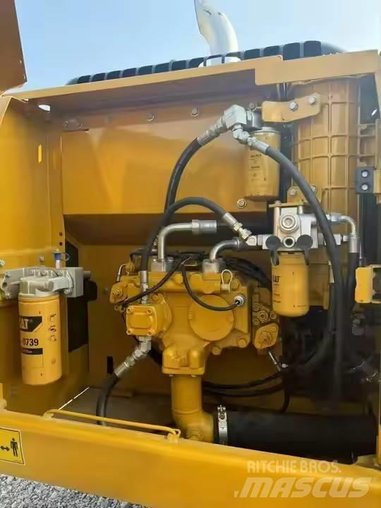 CAT CAT323D2L Midi rýpadla 7t - 12t