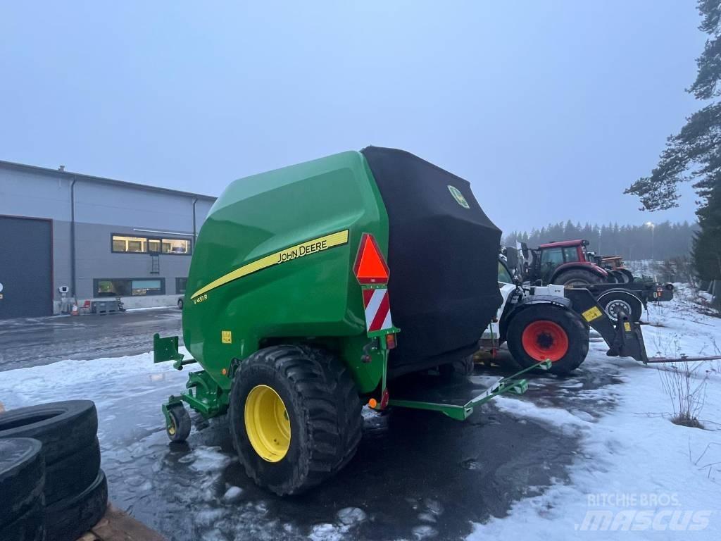 John Deere V451R Lis na válcové balíky