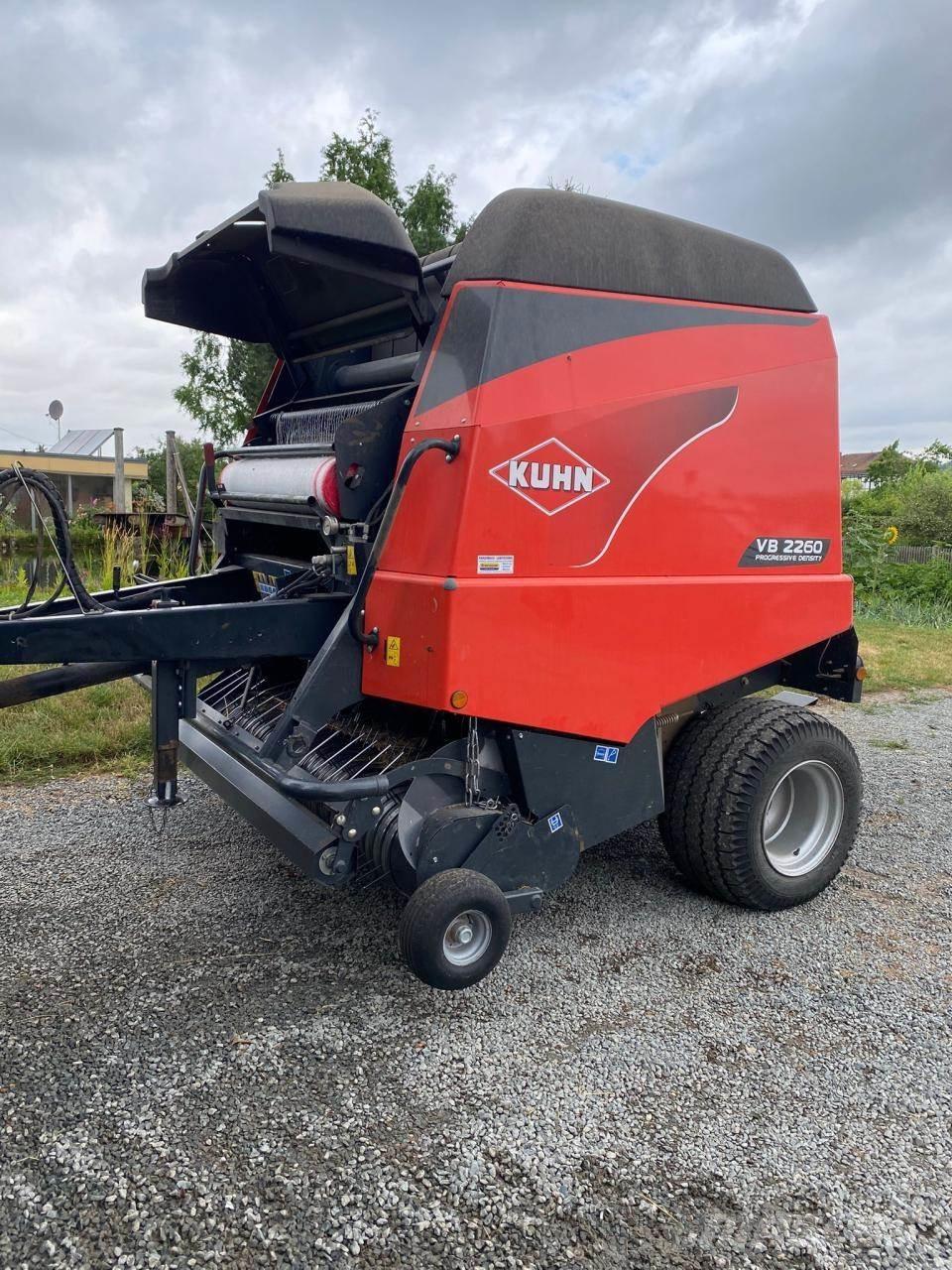 Kuhn VB 2260 Lis na válcové balíky