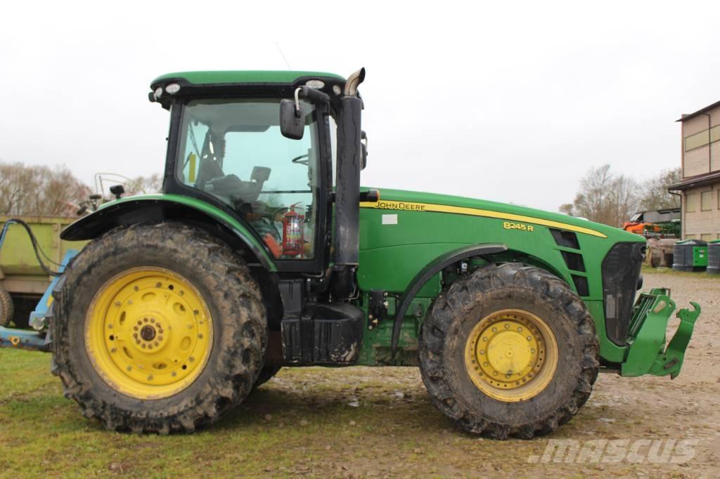 John Deere 8245 R Traktory