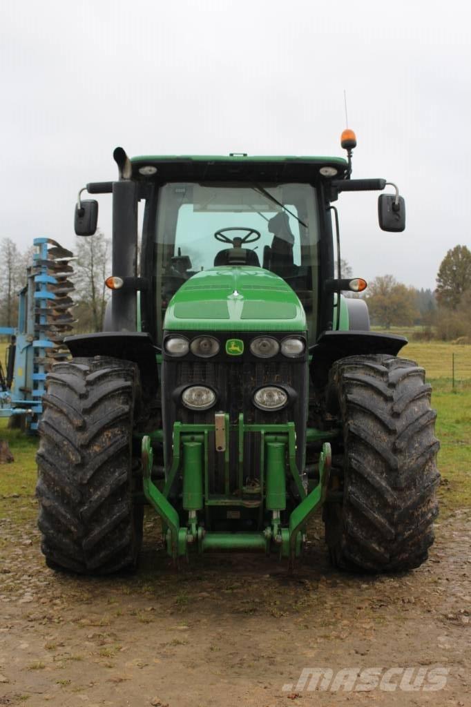John Deere 8245 R Traktory