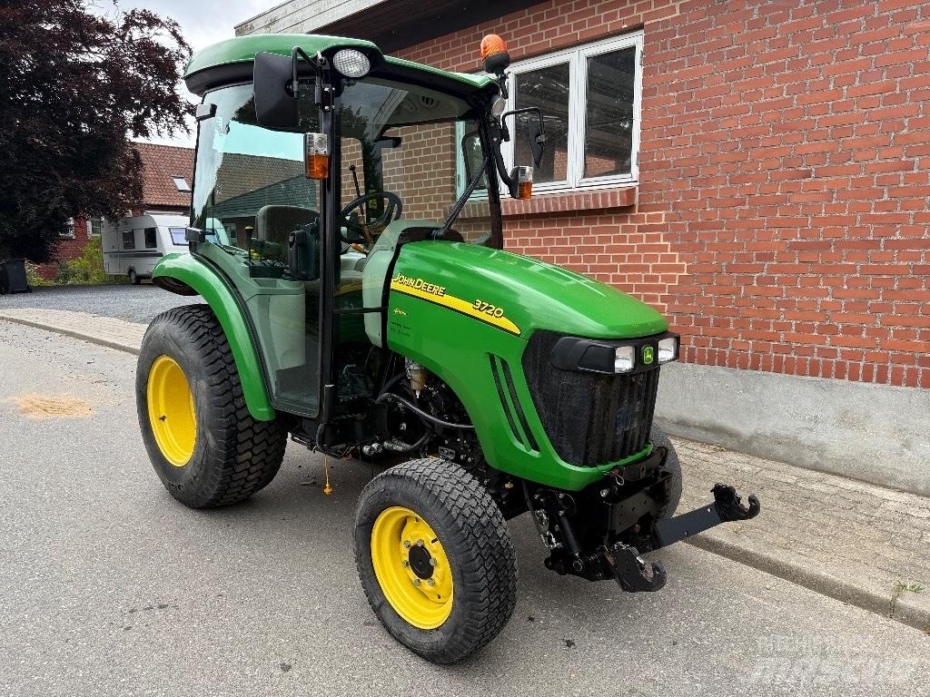 John Deere 3720 Kompaktní traktory