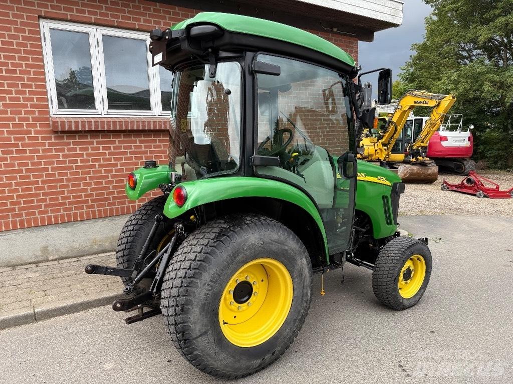 John Deere 3720 Kompaktní traktory