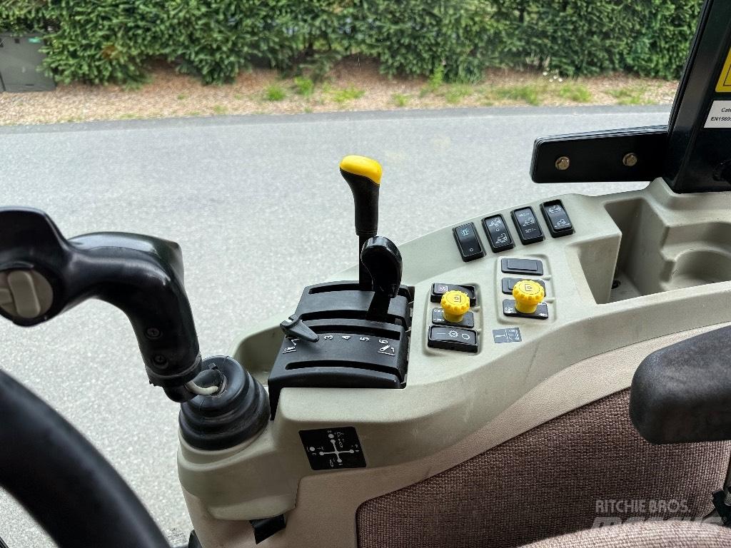 John Deere 3720 Kompaktní traktory