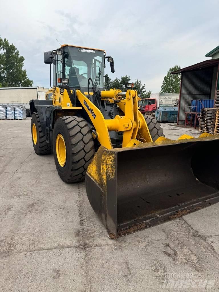 Komatsu WA250 Kolové nakladače