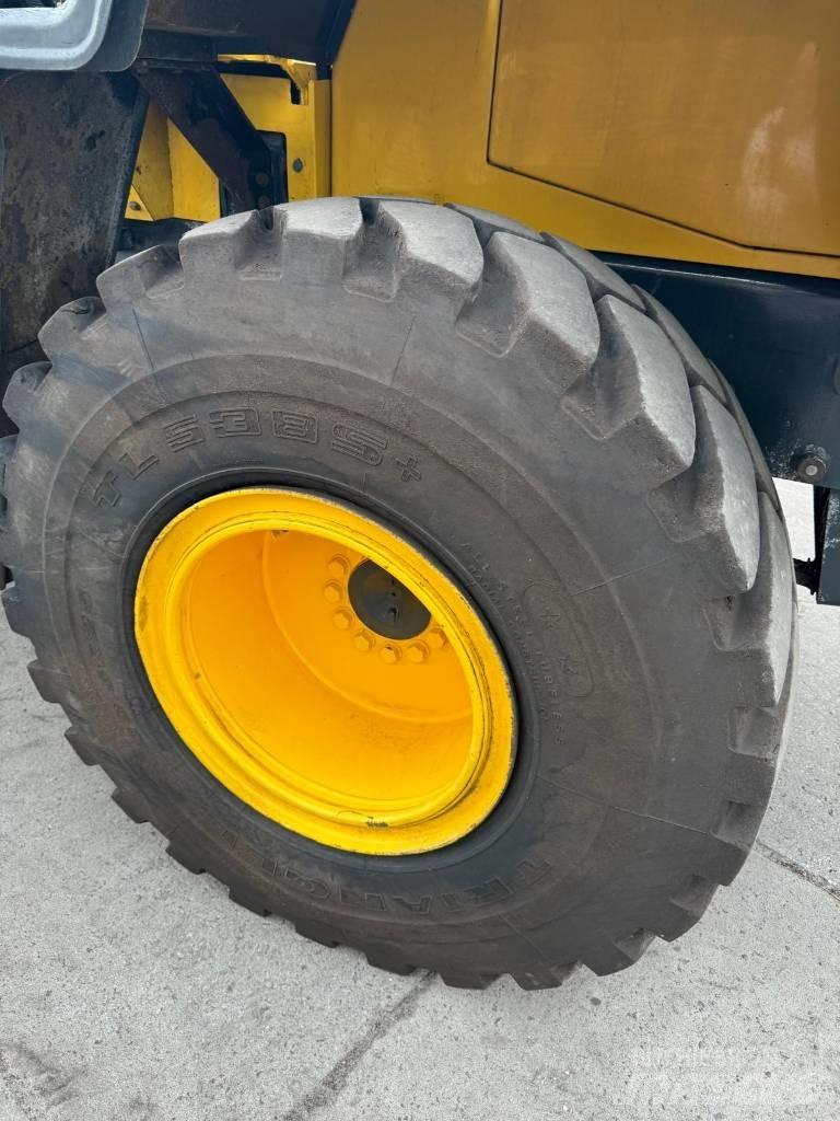 Komatsu WA250 Kolové nakladače