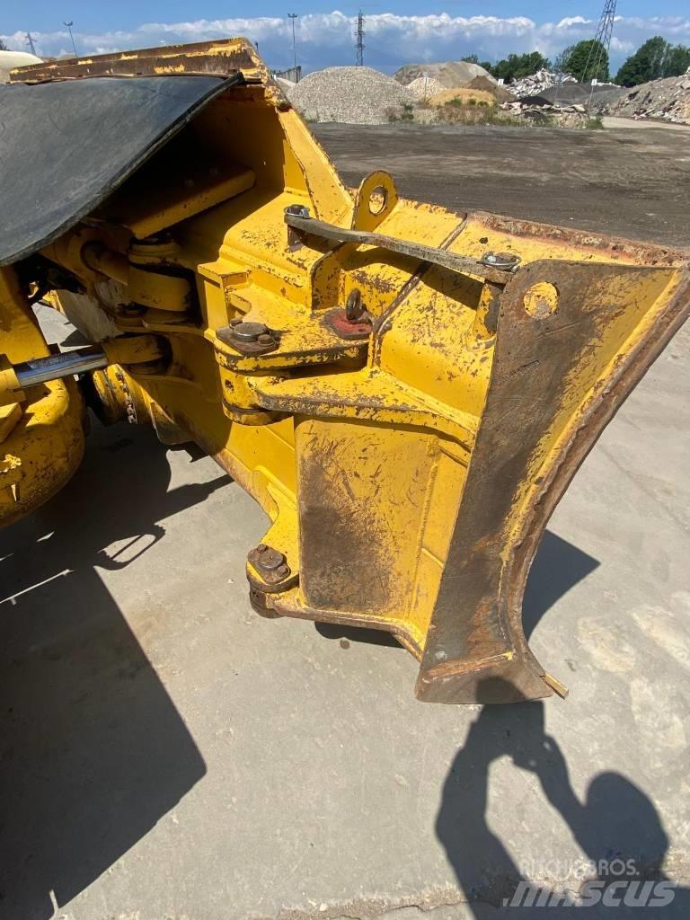 Komatsu D61PX24 Pásové dozery