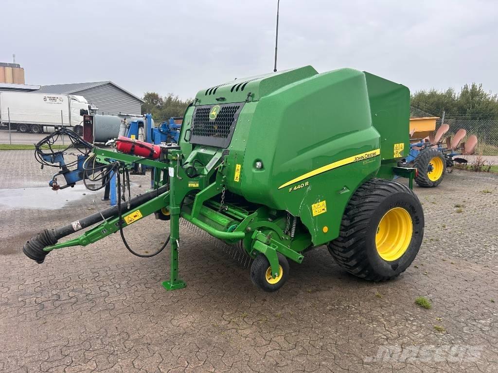 John Deere F 440 Lis na válcové balíky