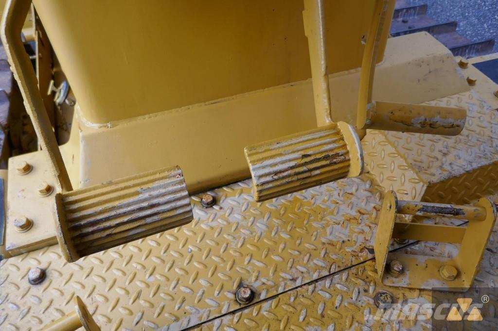 CAT D7G Ex-army Pásové dozery