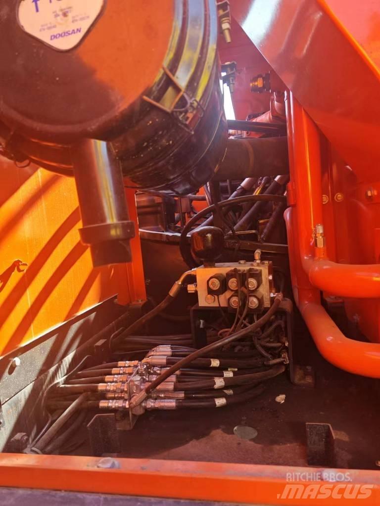 Doosan DX 300 Pásová rýpadla