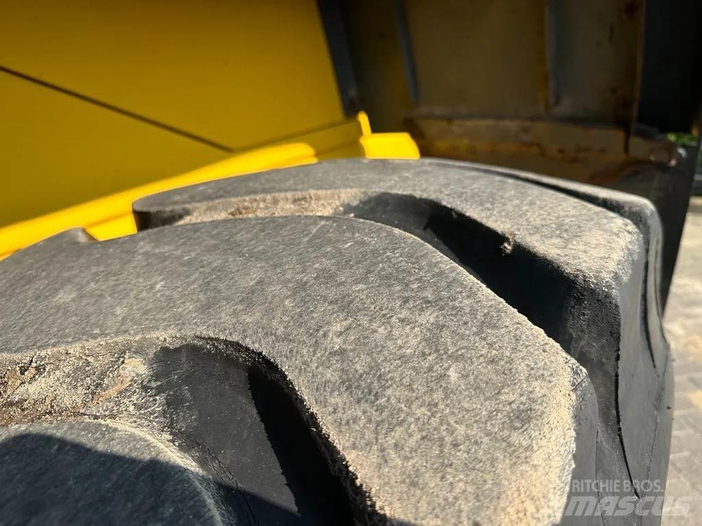 Komatsu WA270-3 Kolové nakladače