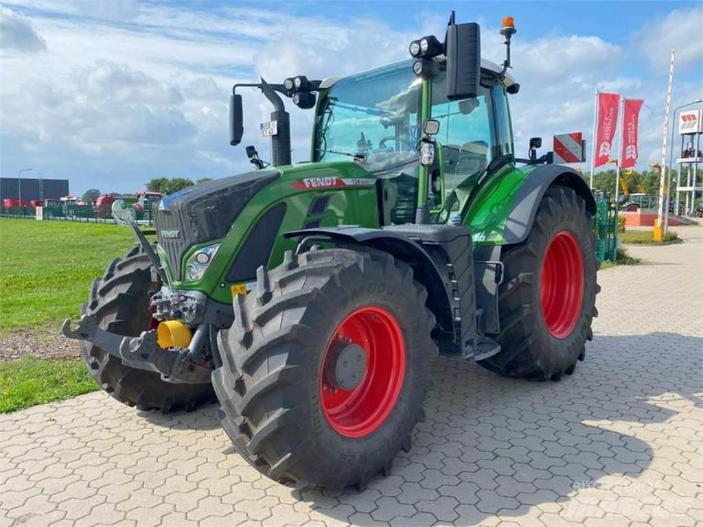 Fendt 724 PROFI+ Traktory