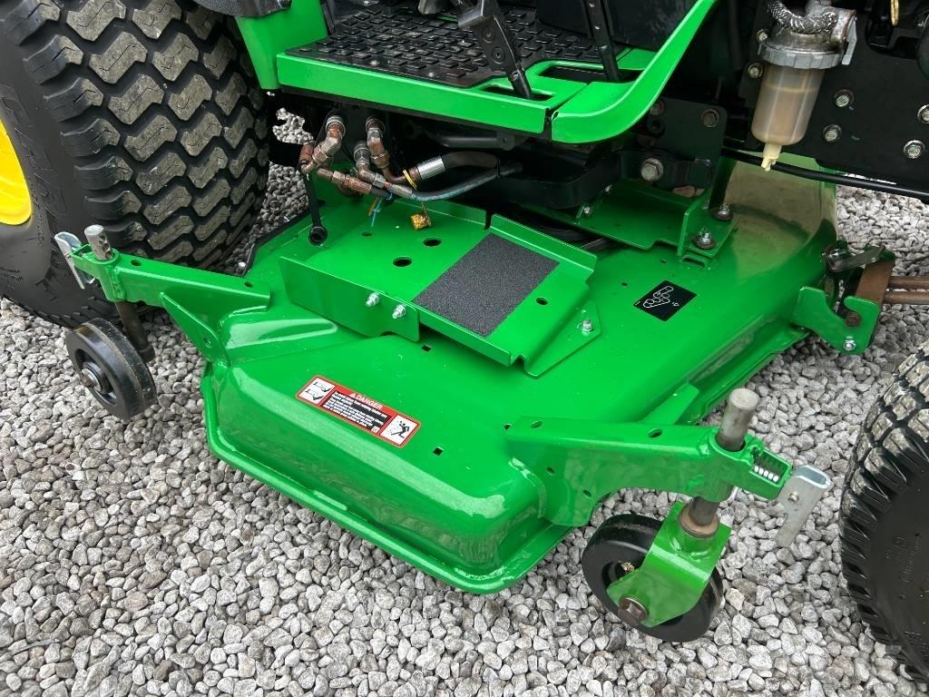 John Deere 2032R Kompaktní traktory