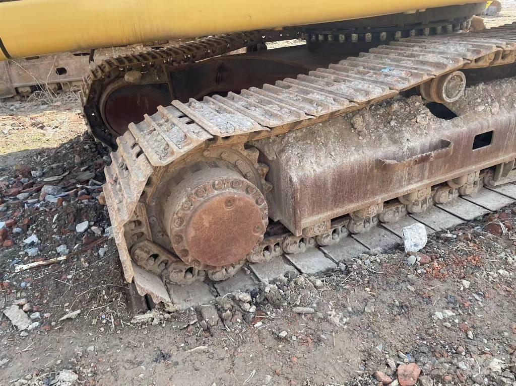 CAT 329D Rýpadla s dlouhým dosahem