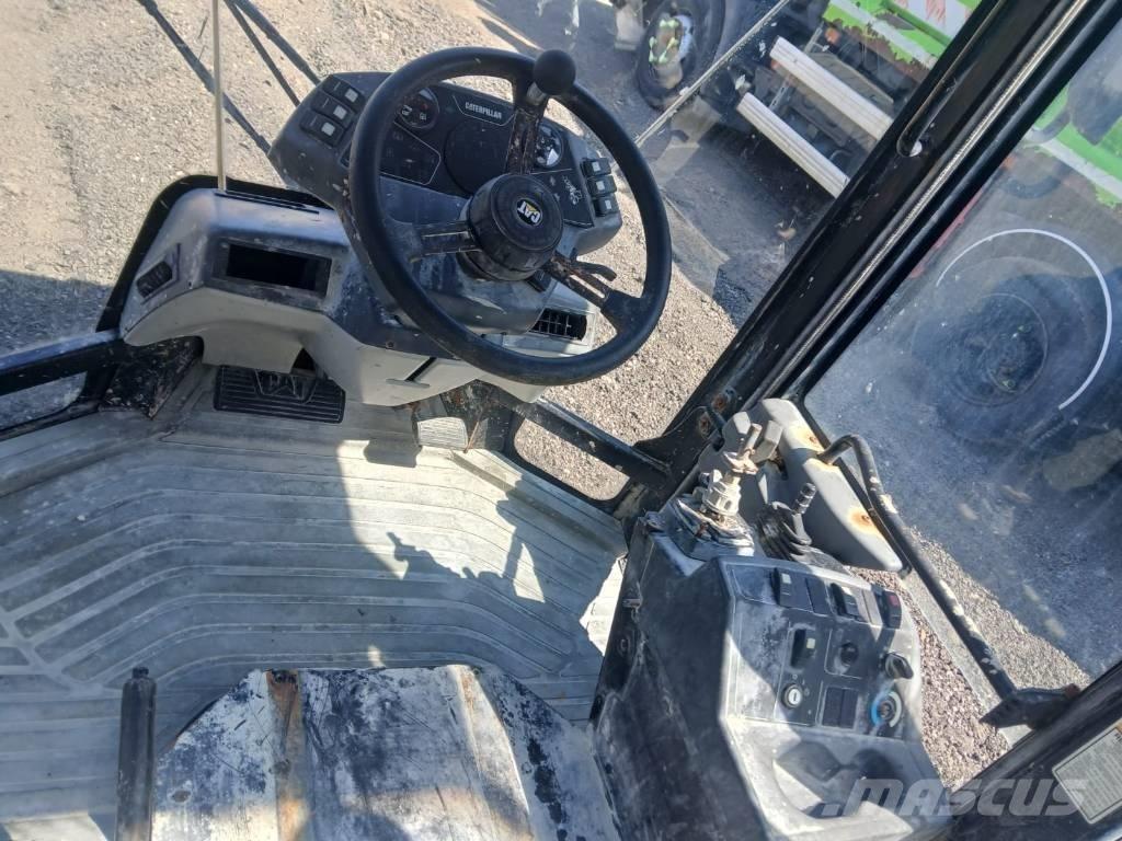 CAT 906 Kabiny a interiér