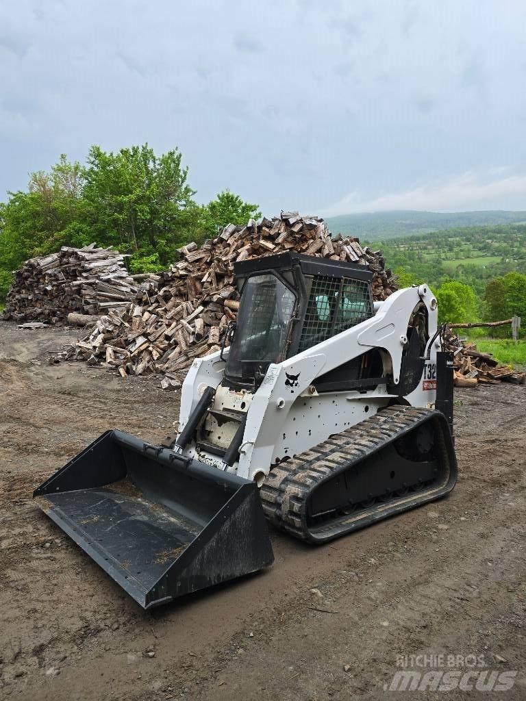 Bobcat T 320 Smykem řízené nakladače