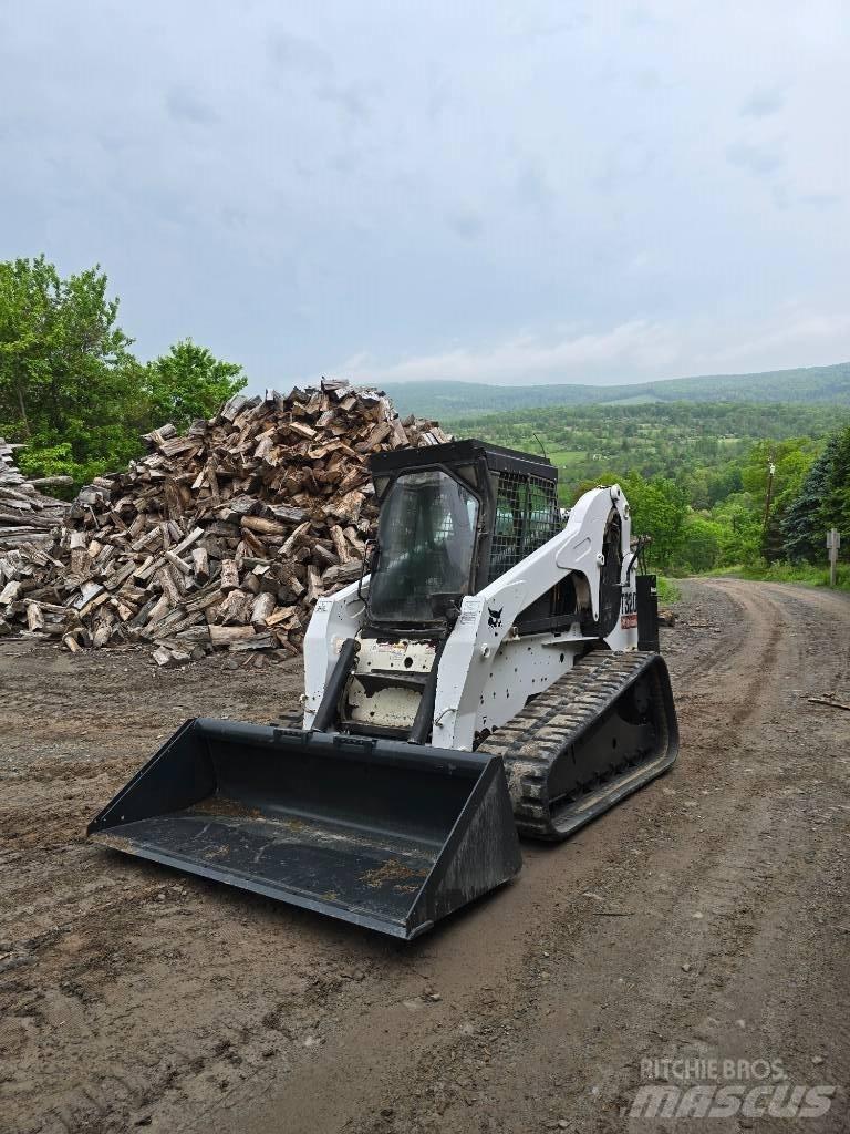 Bobcat T 320 Smykem řízené nakladače