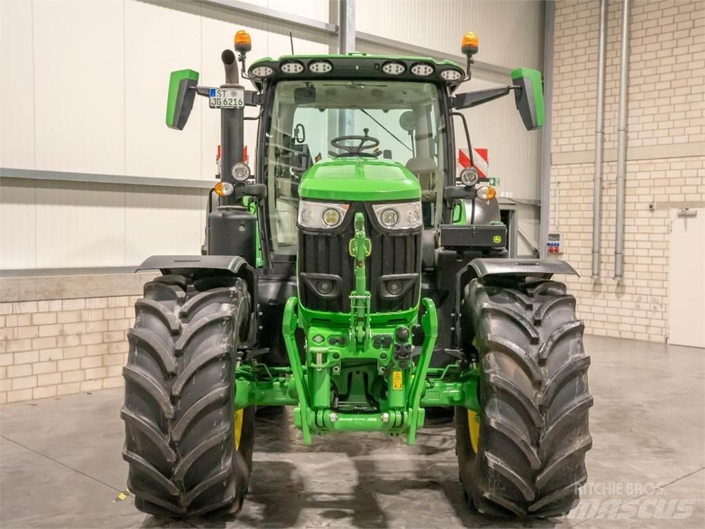 John Deere 6R215 Traktory