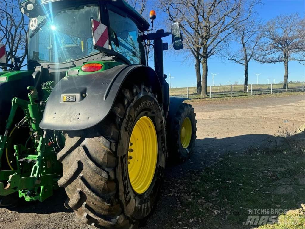 John Deere 6230R Traktory