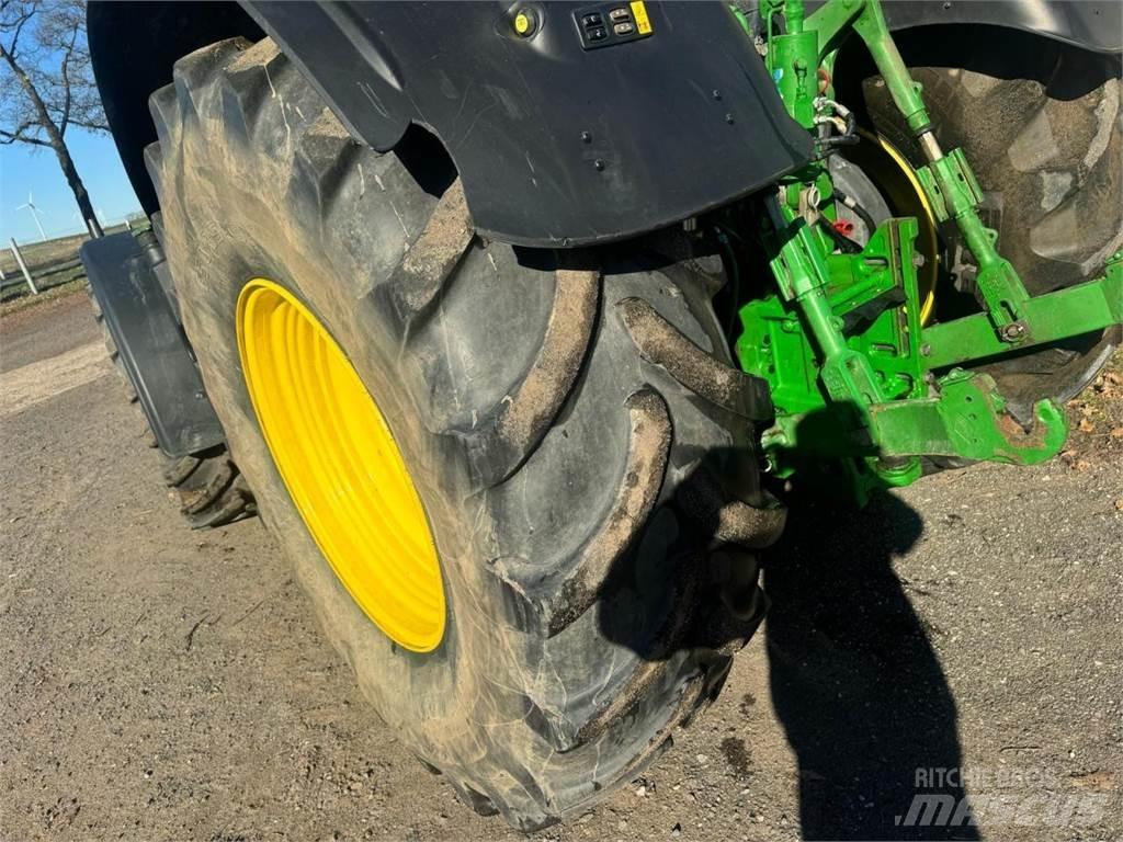 John Deere 6230R Traktory